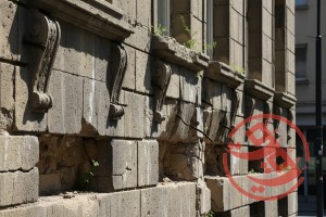 ۸ علت ریزش سنگ نما | دلایل اصلی و راه های جلوگیری از افتادن آن